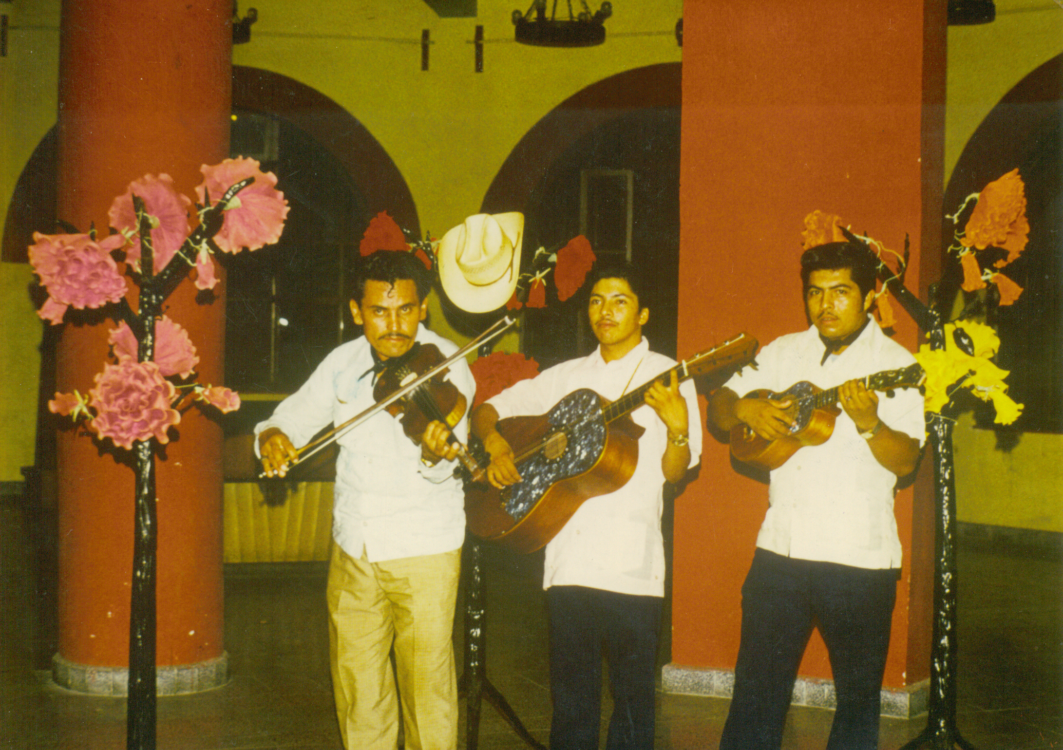 Trío Los Camperos Huastecos (Heliodoro Copado, violín; Marcos Hernández, huapanguera y voz; Ismael M